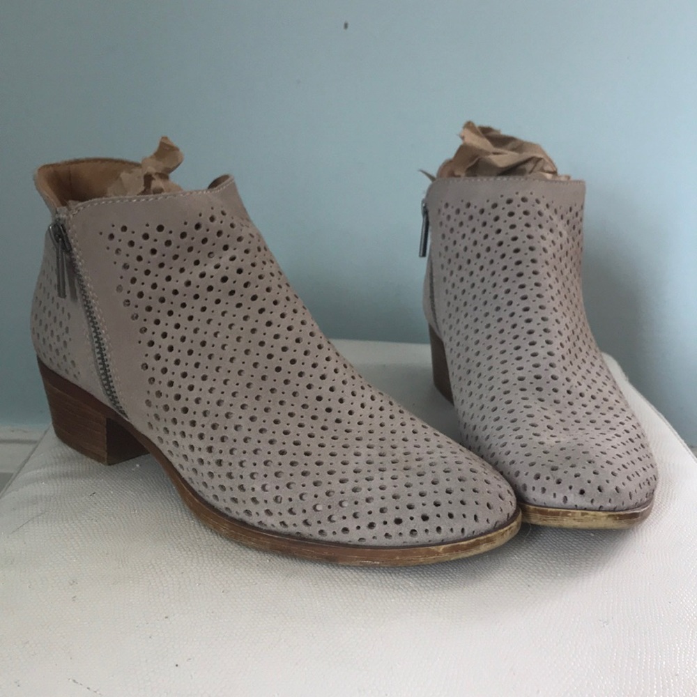 Lucky Brand tan eyelet cutout booties, size 9